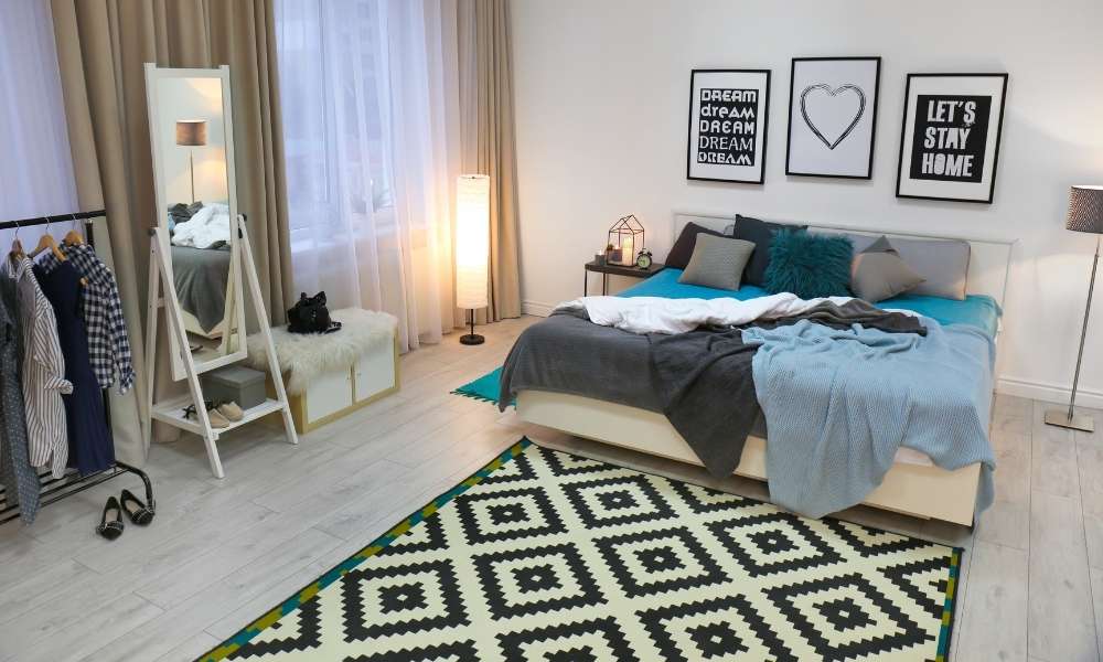 The Mix of Bedroom Furniture With a Rug